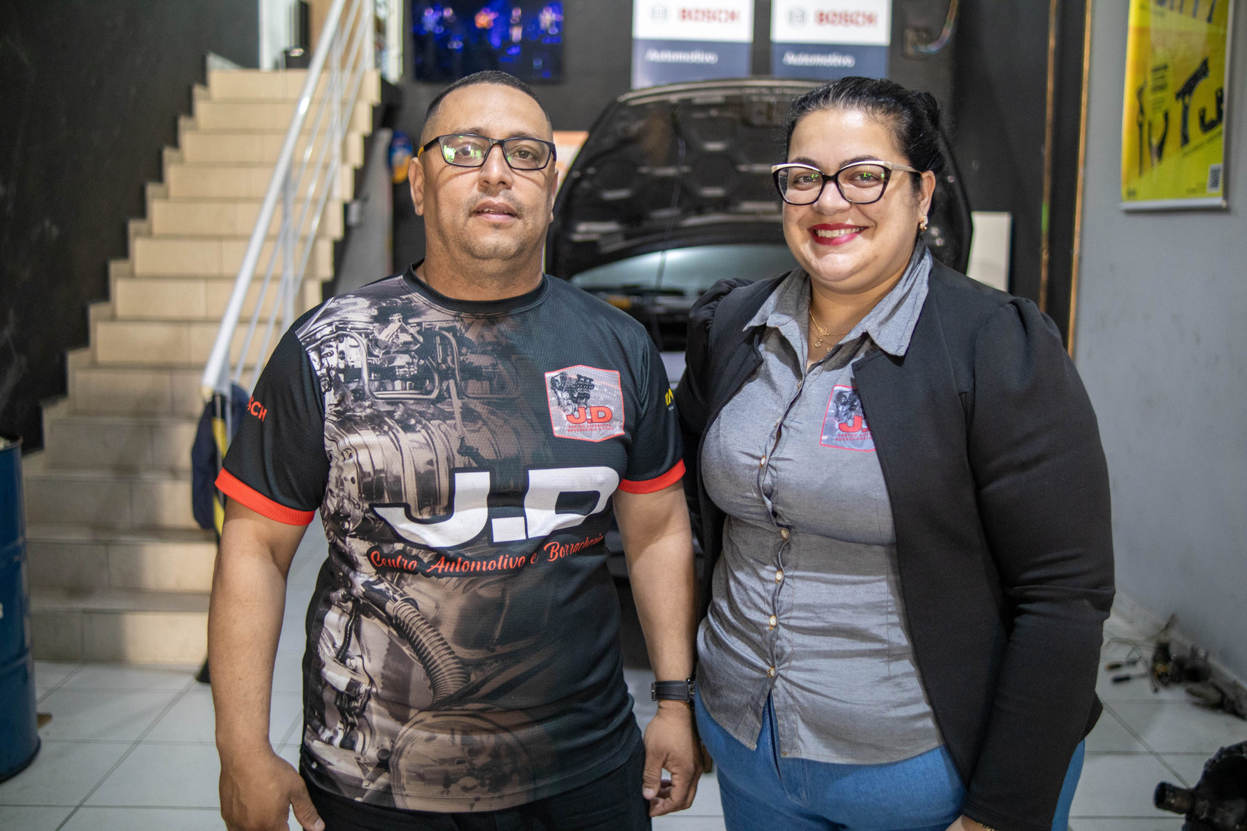 Daniela e Eduardo, proprietários da JD Centro Automotivo em Peruíbe