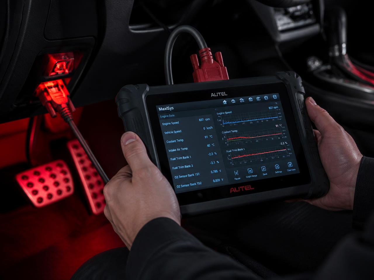 Scanner automotivo conectado ao veículo para diagnóstico eletrônico preciso